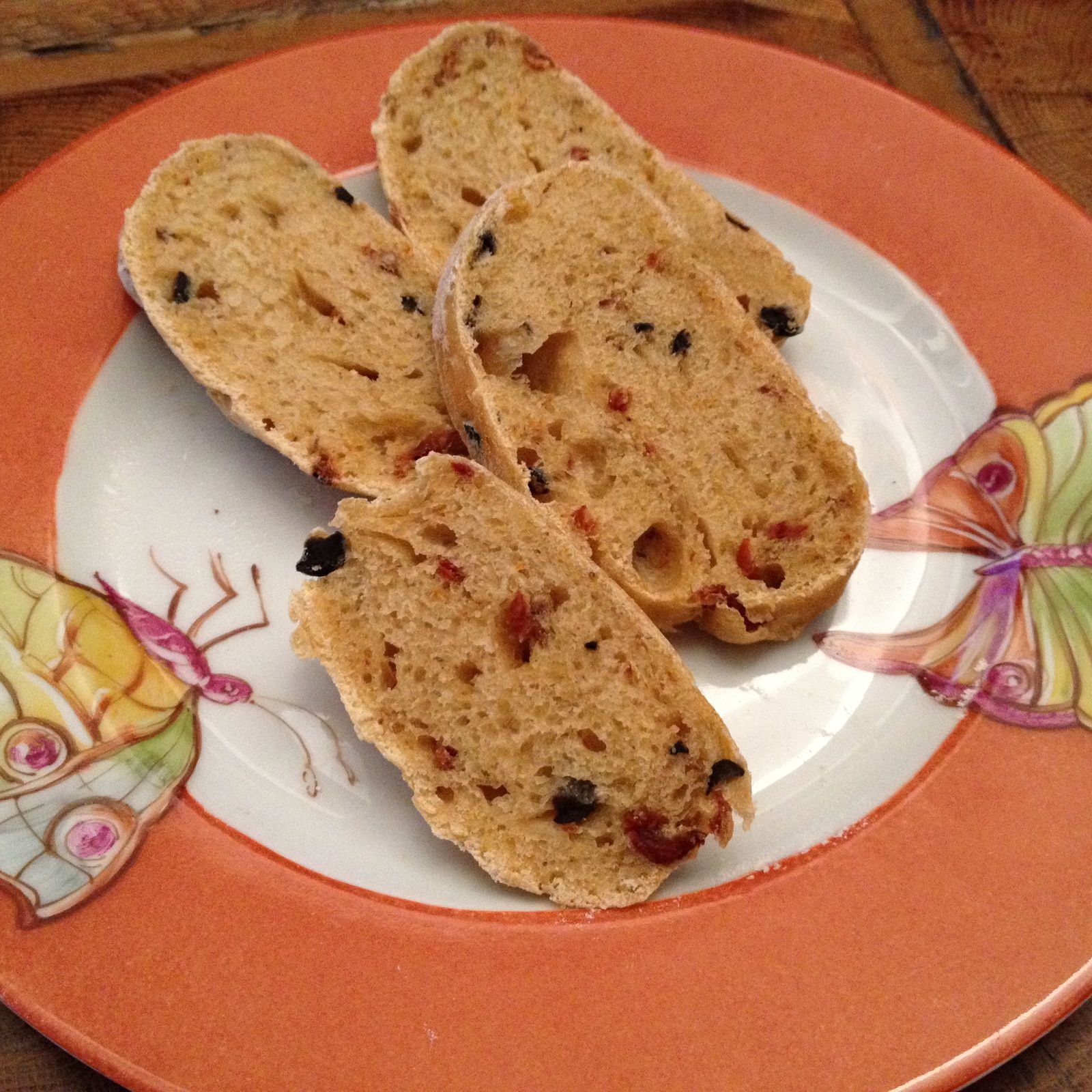 Pain aux olives noires et aux tomates séchées